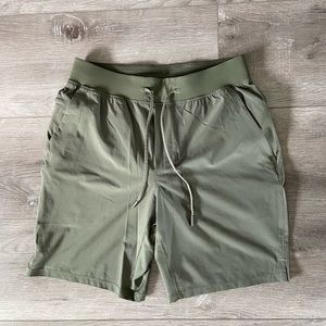 Lululemon men’s short T.H.E. Short 9inch w liner